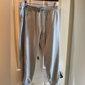 Vuori Casual Gray Joggers with Drawstring and pockets